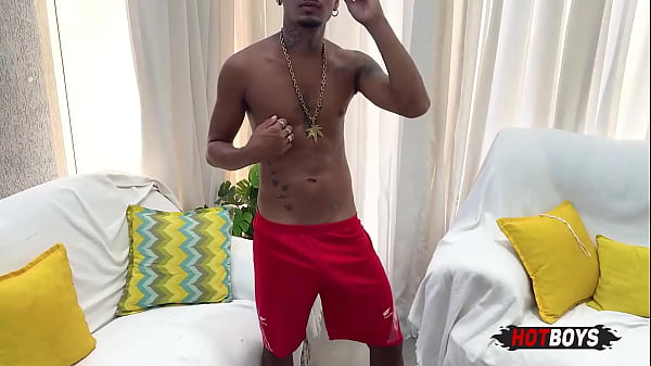 Baiano pirocudo batendo uma punheta gostosa!