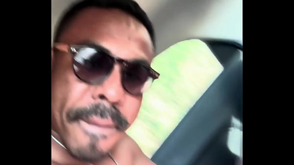 Kim Barbosa sendo macetado dentro do carro na via pública