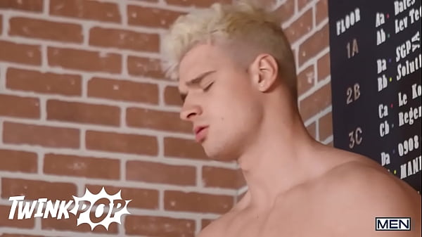 TWINKPOP – Malik Delgaty Puts Lev Ivankov On The Floor To Penetrate Him In Missionary Before He Cums On His Face