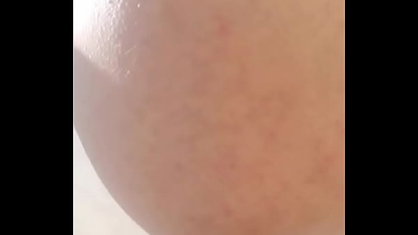 Eu de biquíni com um delicioso brinquêdo enfiado no meu cú